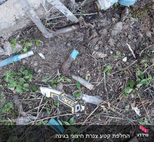 כלי עבודה וצינור מים שבור על הקרקע